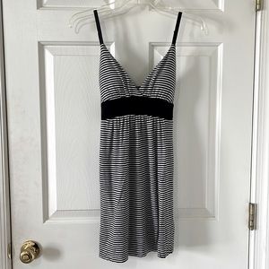 BLACK AND WHITE STRIPED SUNDRESS WITH TIE IN BACK BY FOREVER 21 SIZE MEDIUM